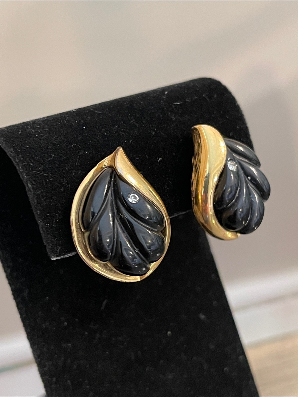 1980’s Givenchy Couture Faux Black Onyx Lucite Gold Plated Leaf Clip Earrings - Picture 3 of 17